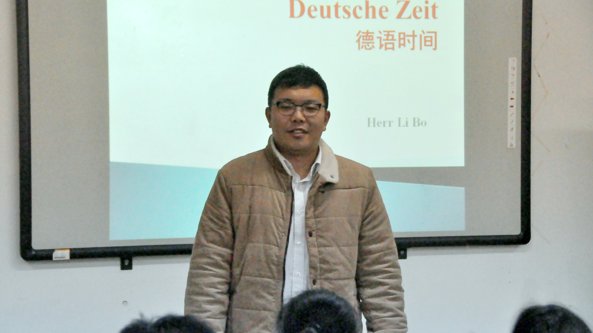 李广鑫与同学们一起体验德语