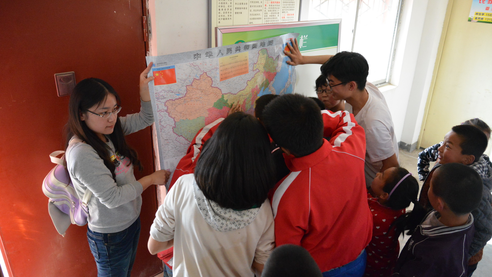 志愿者为同学们讲解地图