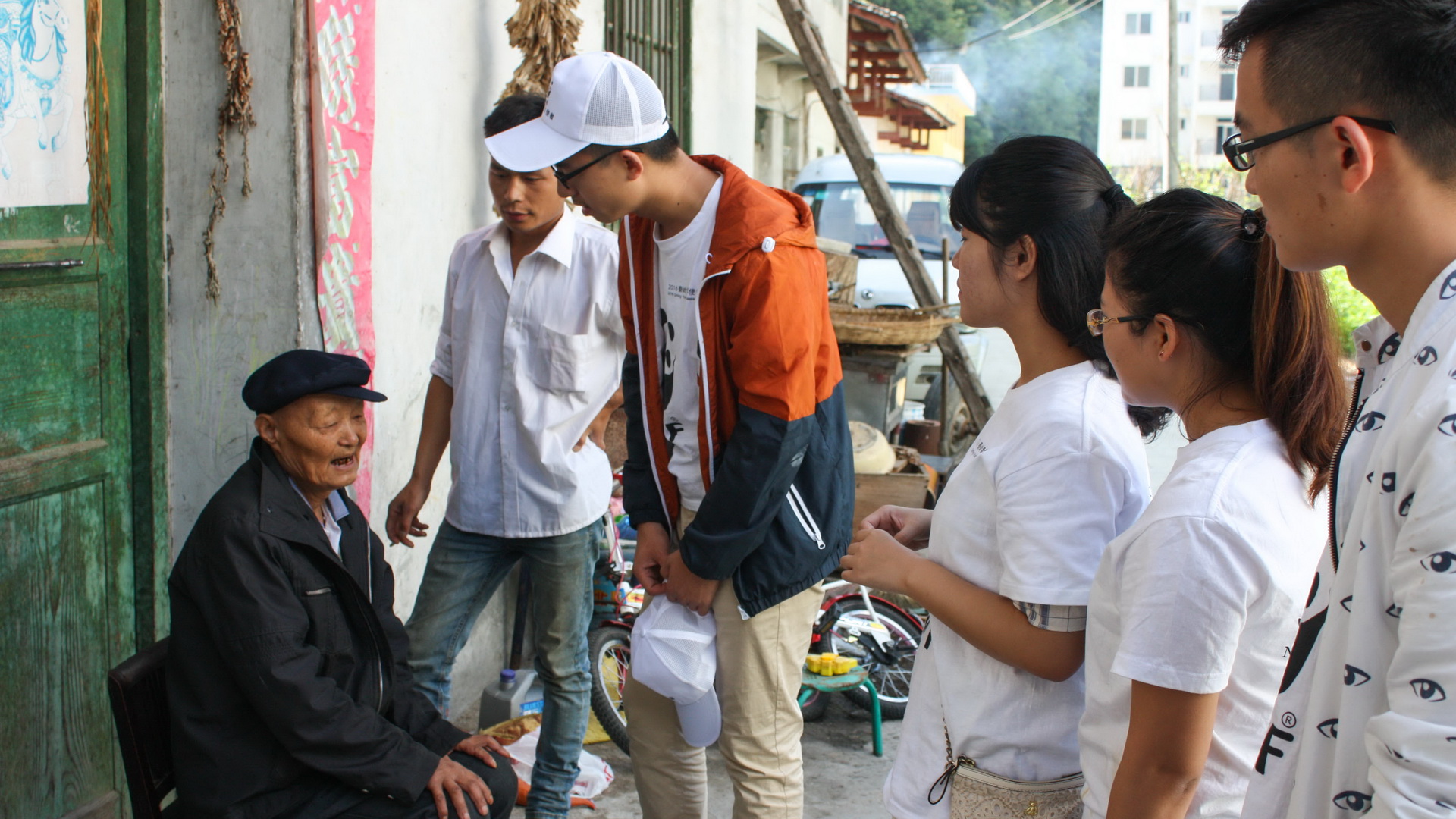 志愿者与居民交谈