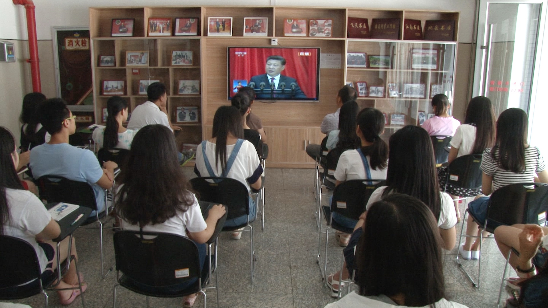 学生认真观看共同观看中国共产党成立95周年大会