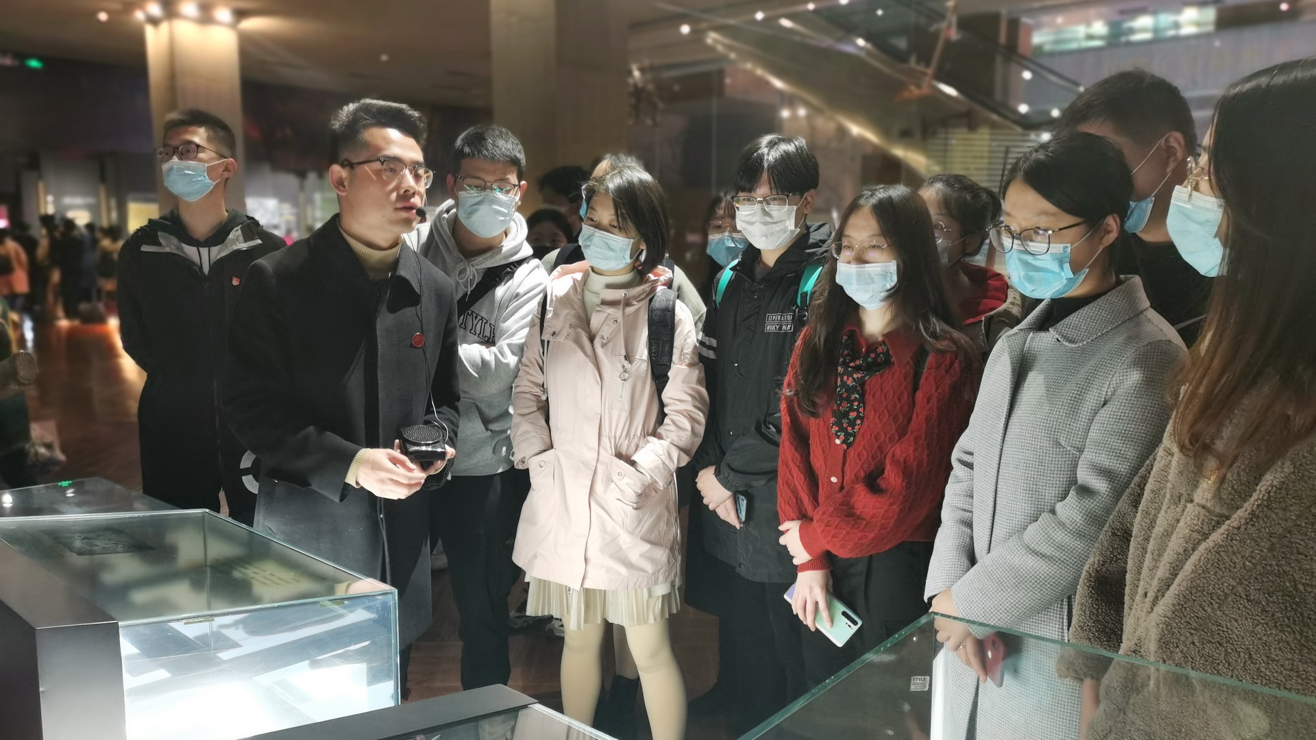 讲解员讲述照金革命历史 讲解员讲述照金革命历史