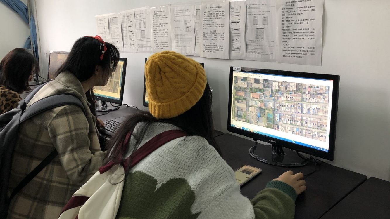 学生根据无人机图像在电脑上绘制地形图