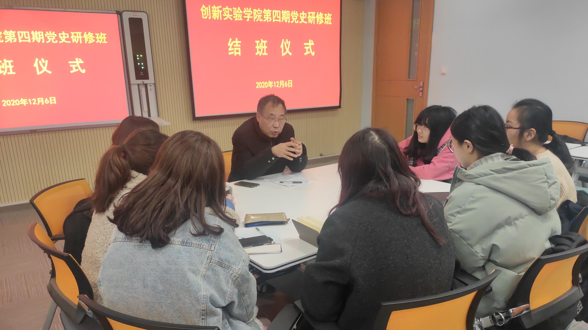 方建斌老师在小组内进行指导 方建斌老师在小组内进行指导