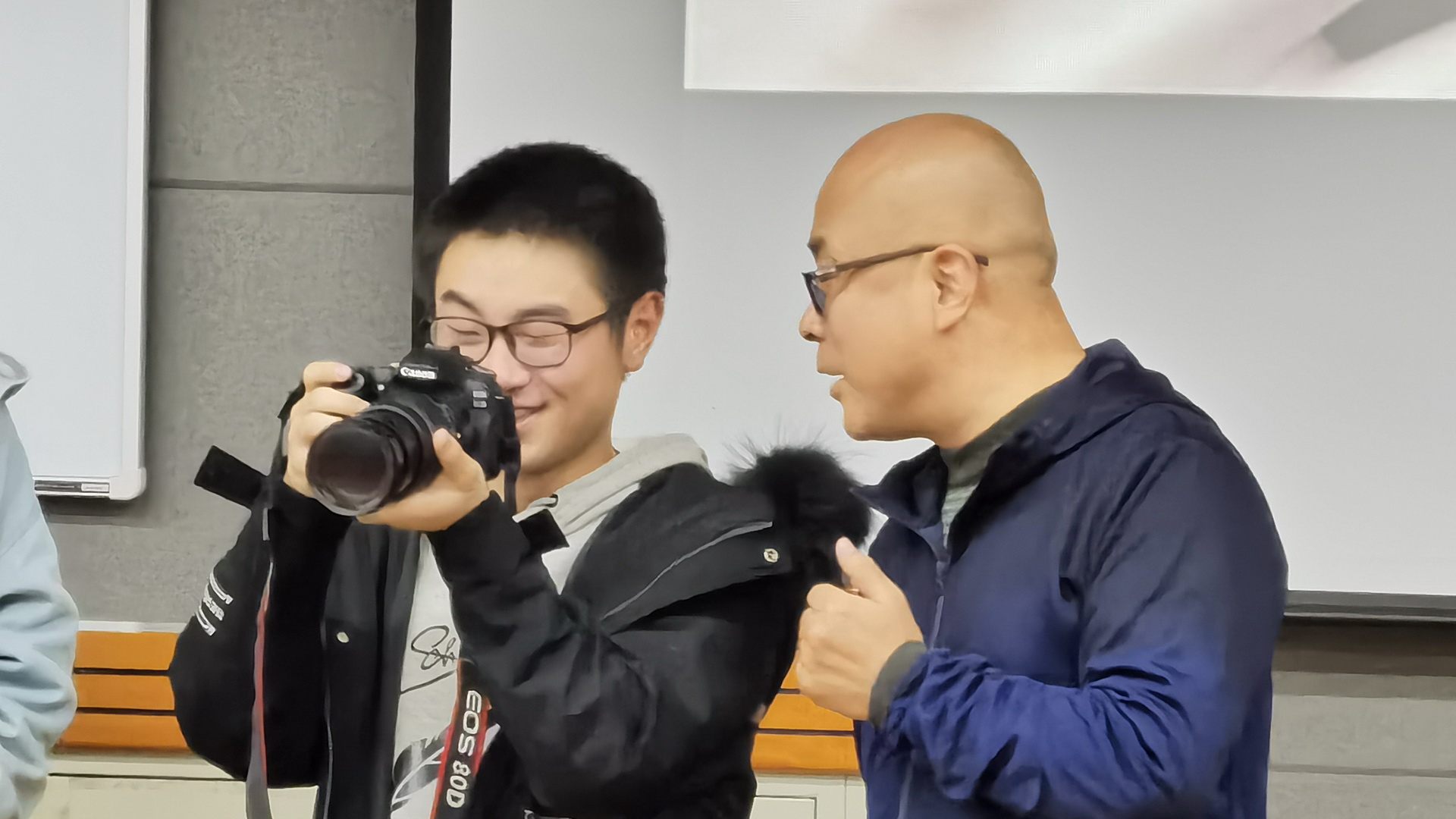 靳老师指导学生使用相机