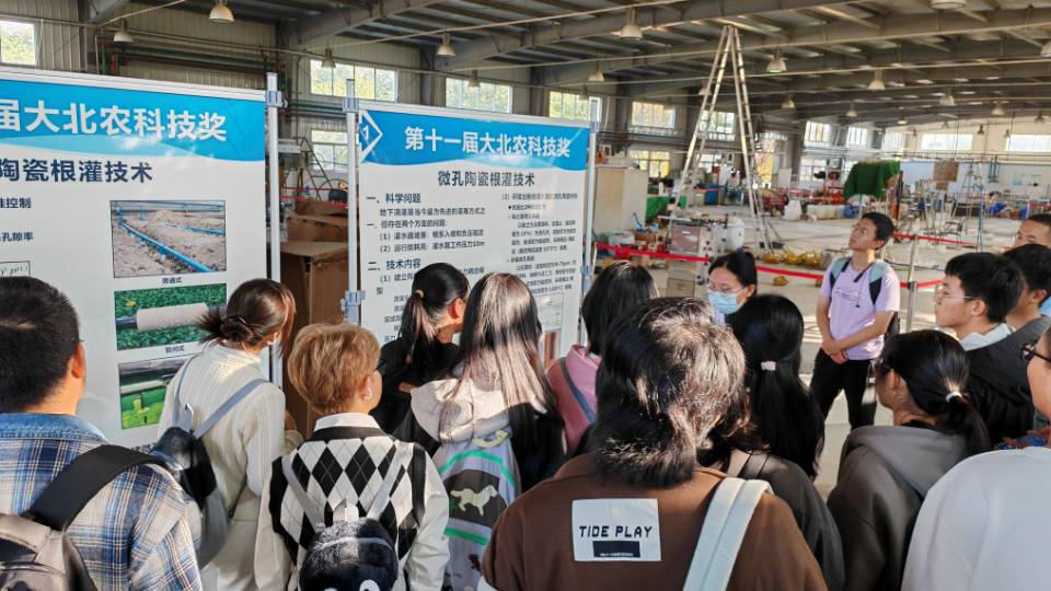 研究生学姐为同学们讲解微孔陶瓷根灌技术.jpg