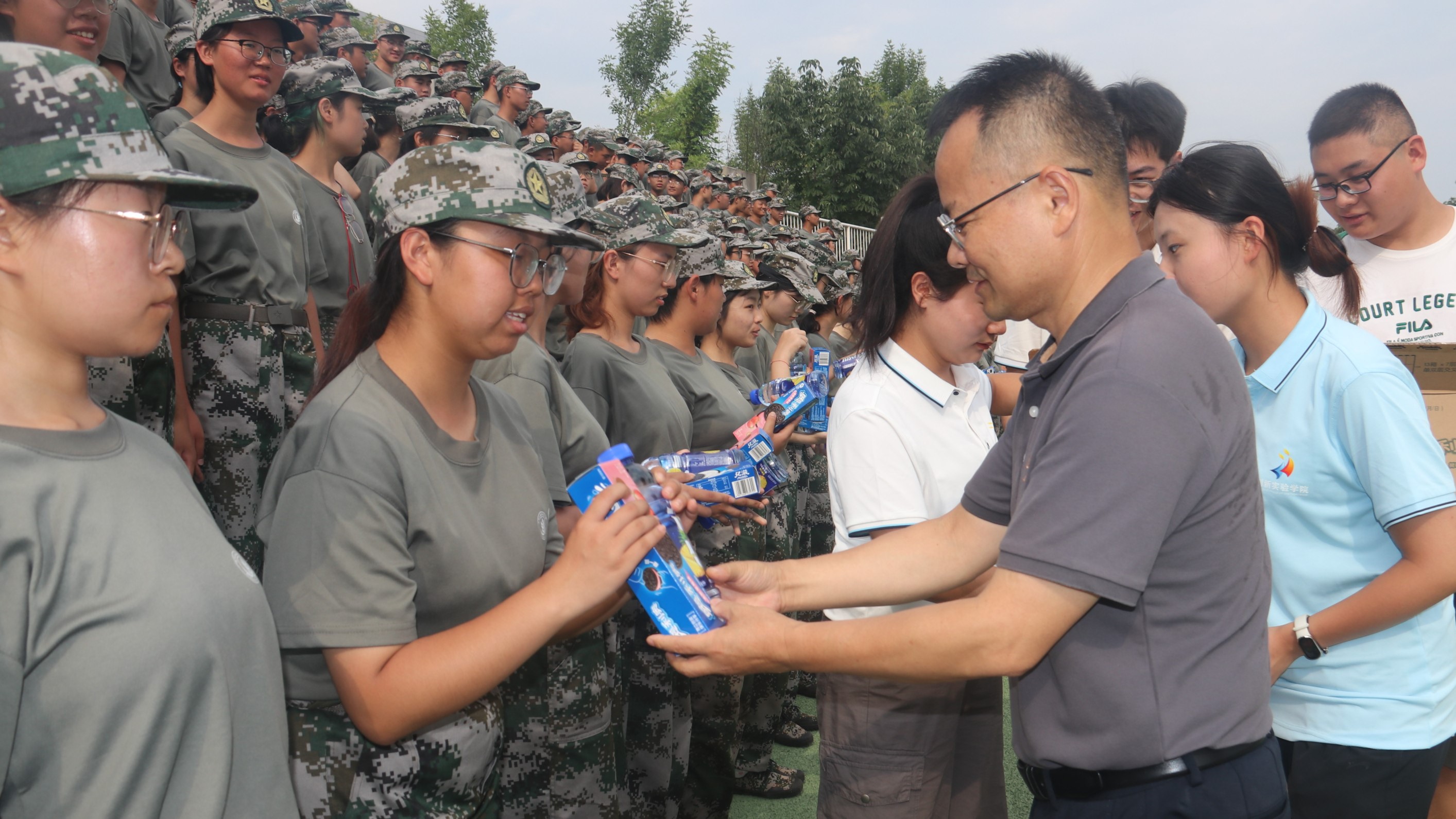 院长正在发慰问品并慰问.JPG