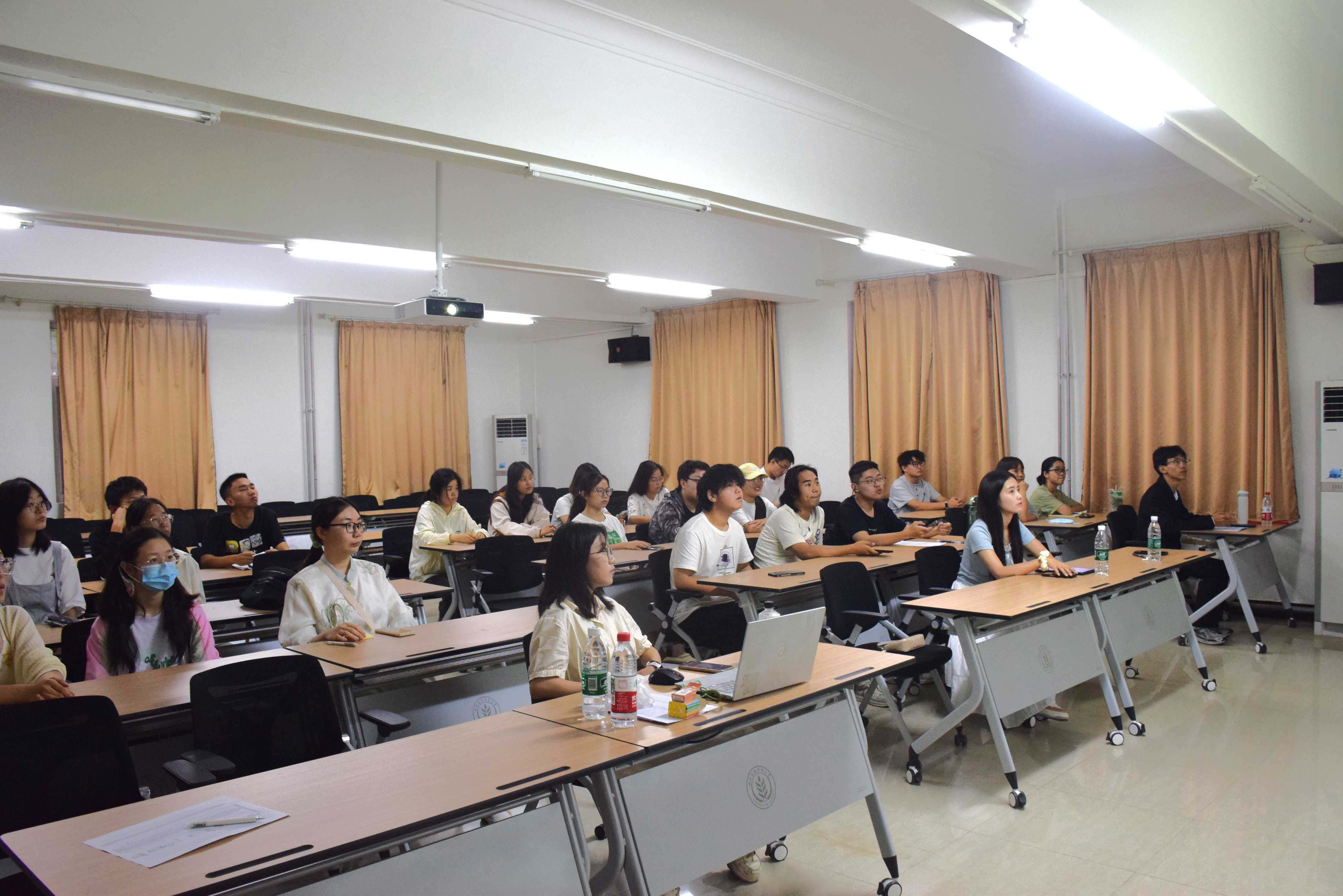 同学们认真聆听.JPG