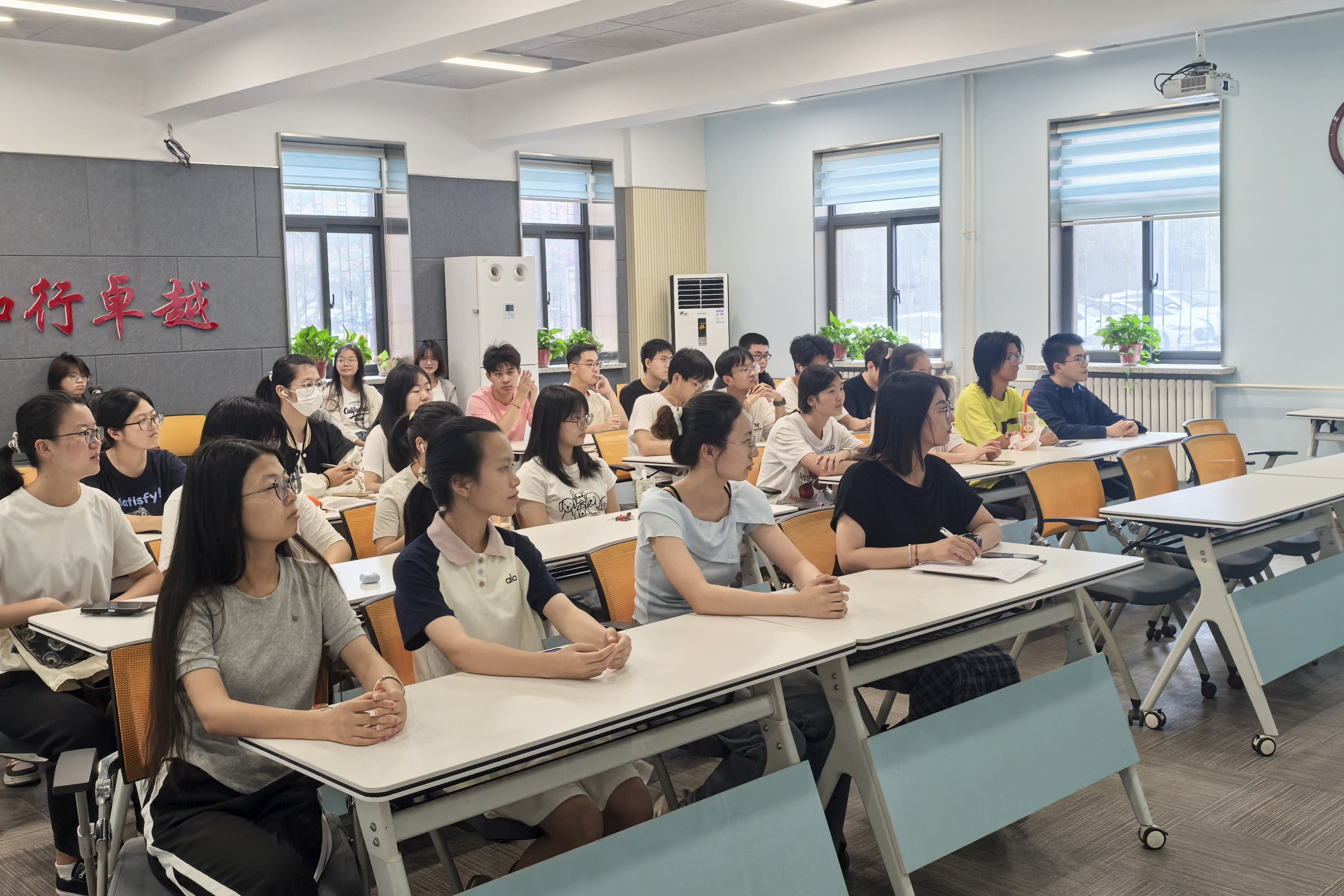 同学们认真听讲.jpg