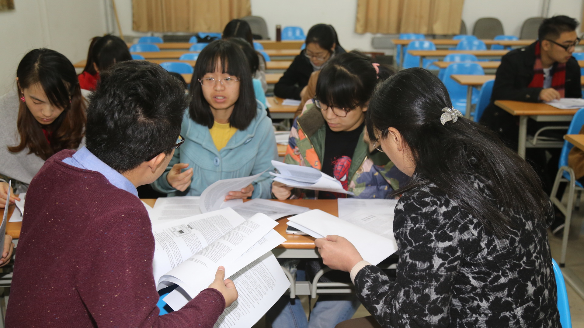 大学生讨论照片图片