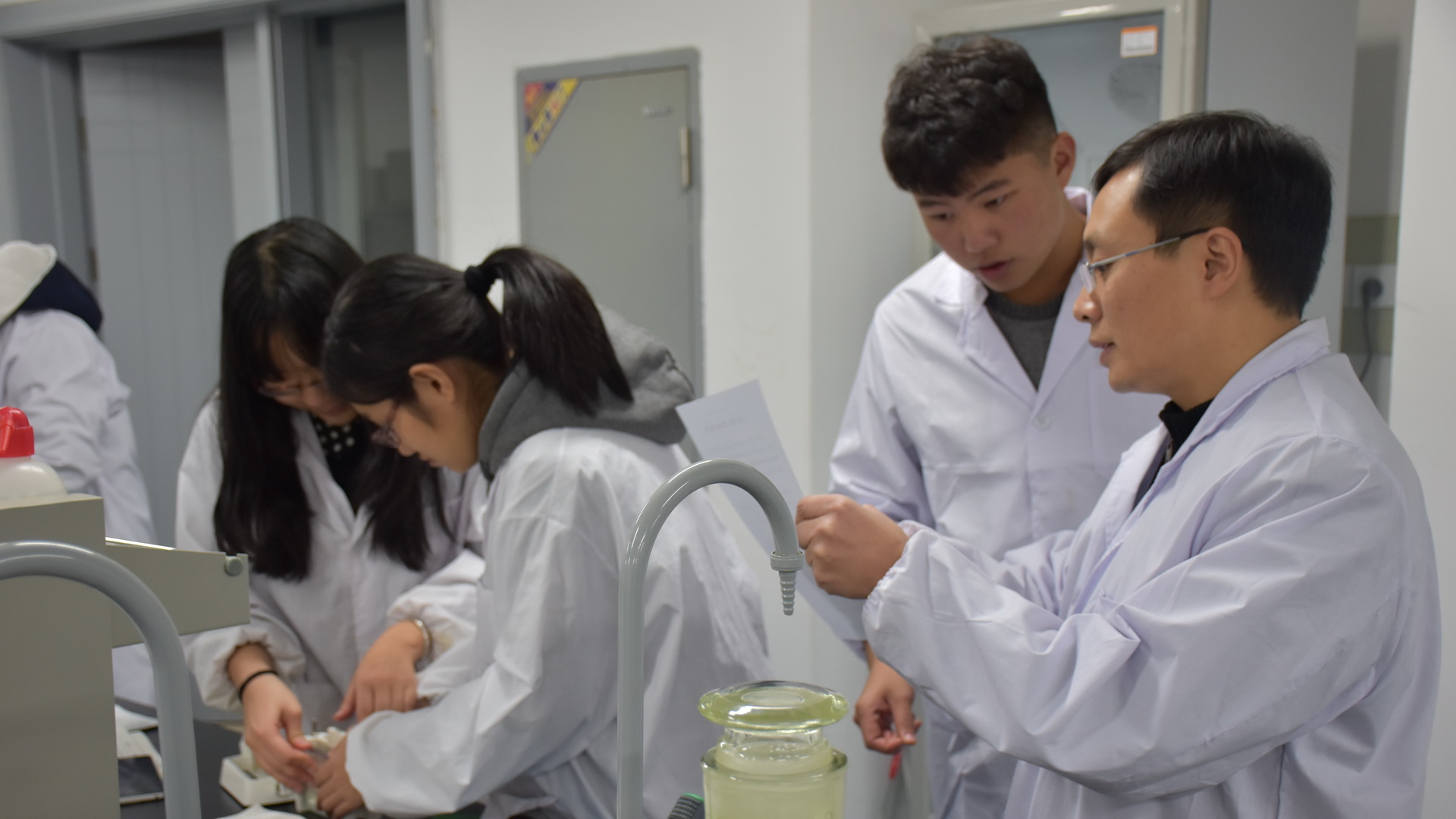 肖亮老师指导学生开展生物化学实验