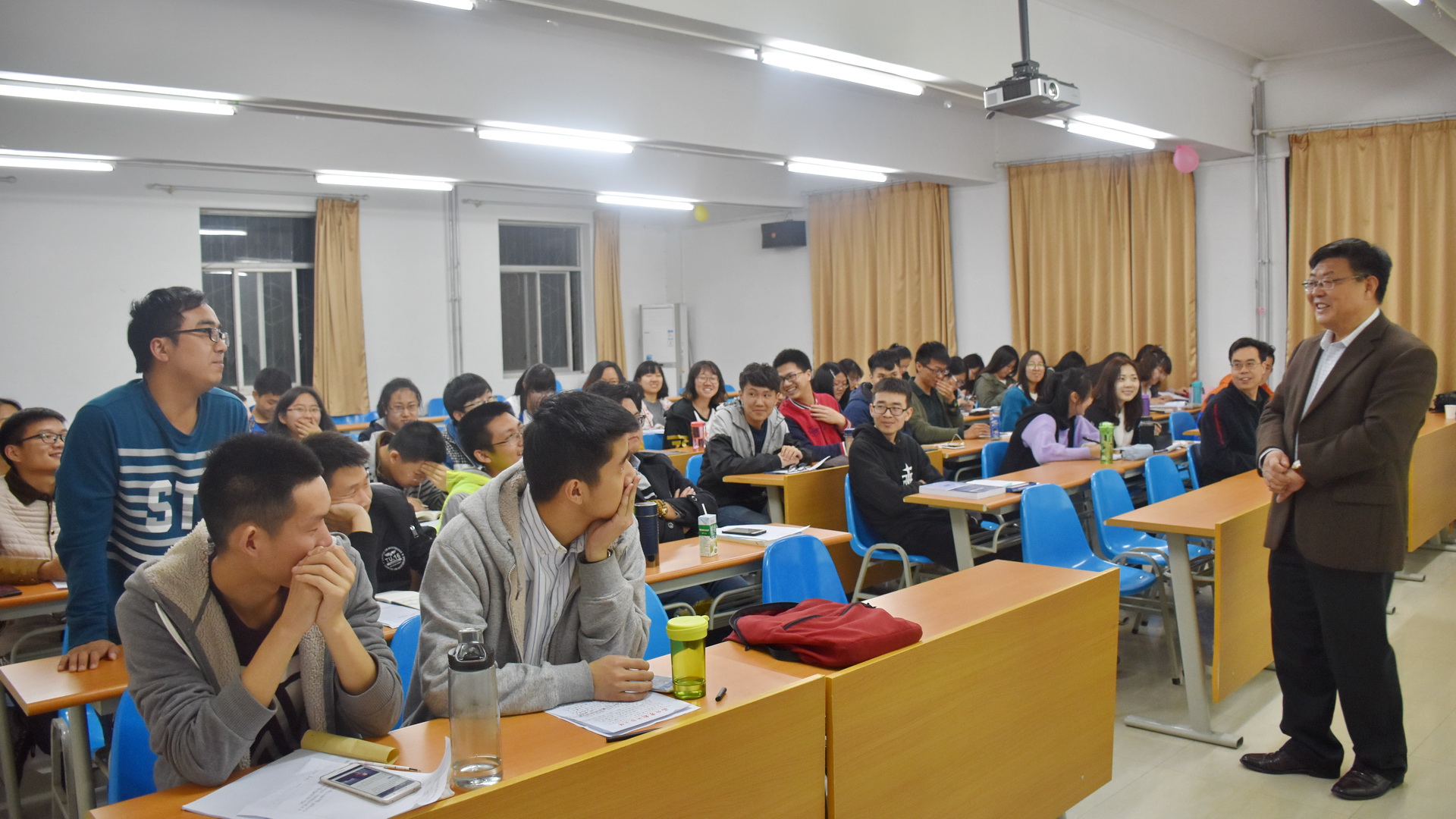 刘同先教授和学生交流
