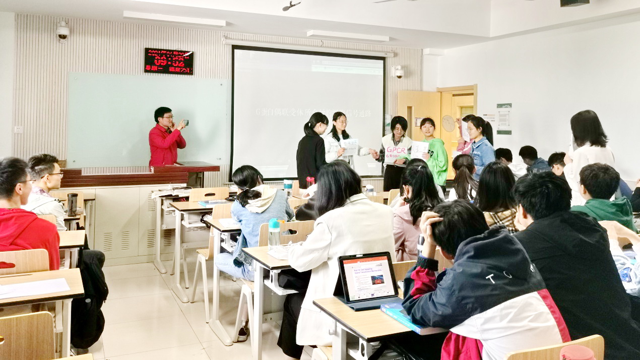 学生正在表演话剧 学生正在表演话剧