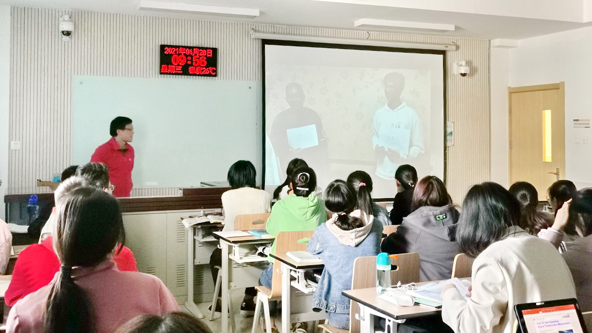 正在播放学生们录制的话剧 正在播放学生们录制的话剧