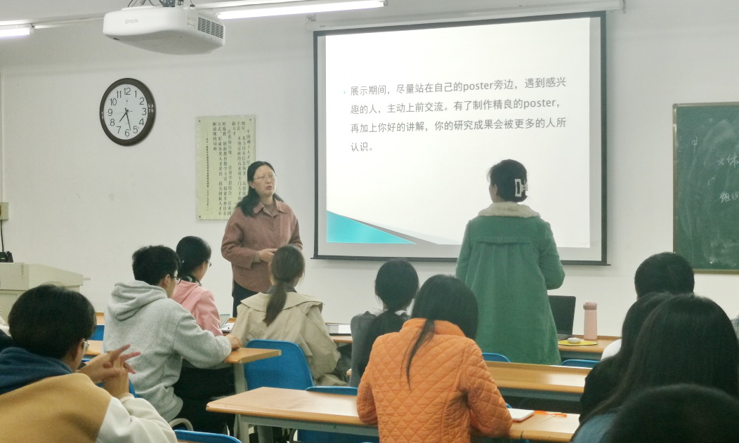 郑惠玲教授在为学生答疑 郑惠玲教授在为学生答疑