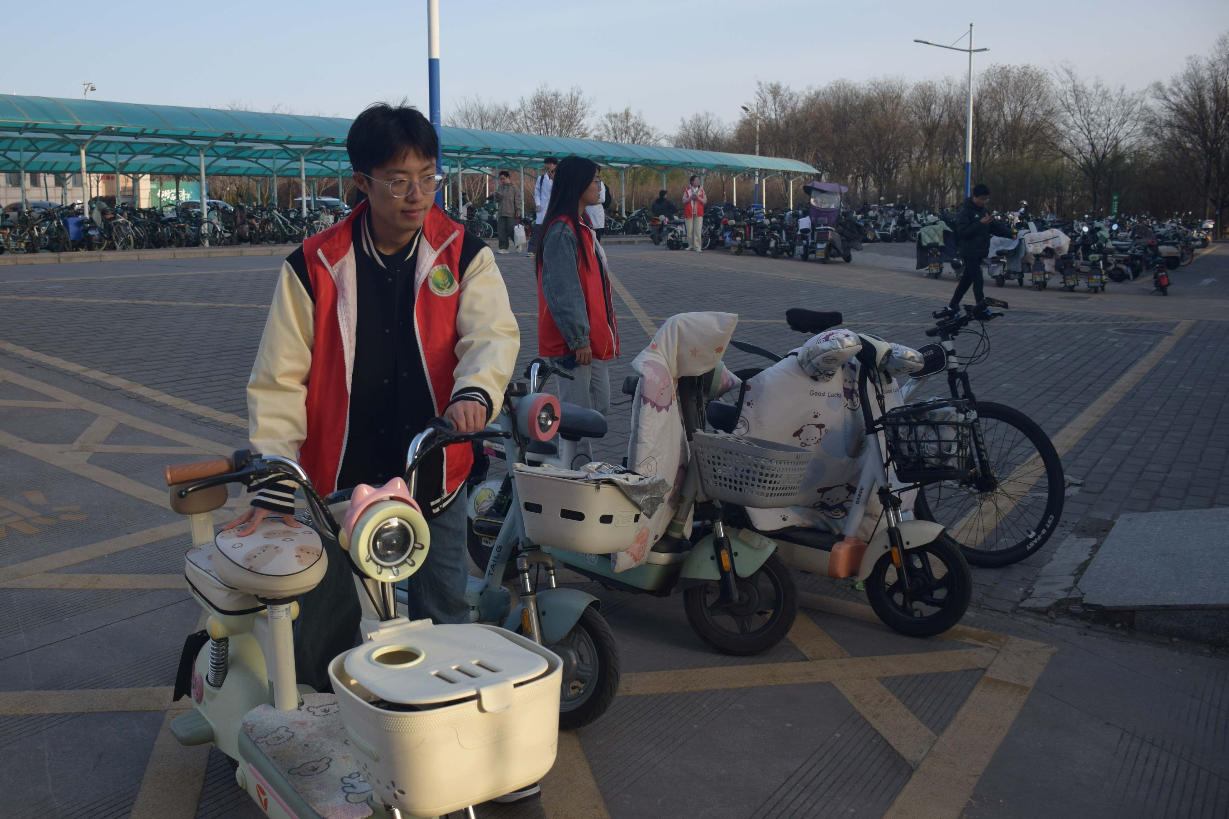 志愿者移动乱停电动车.JPG