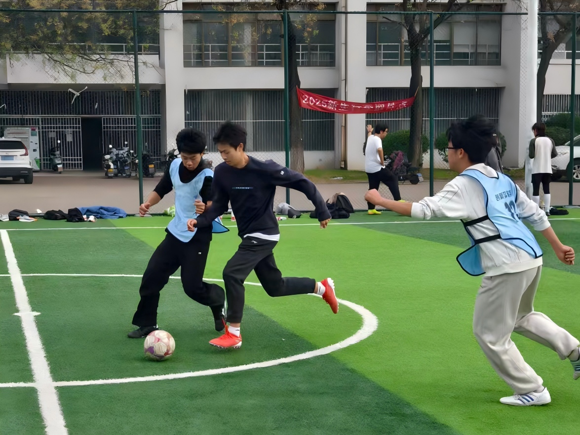 新生足球赛进行中.jpg