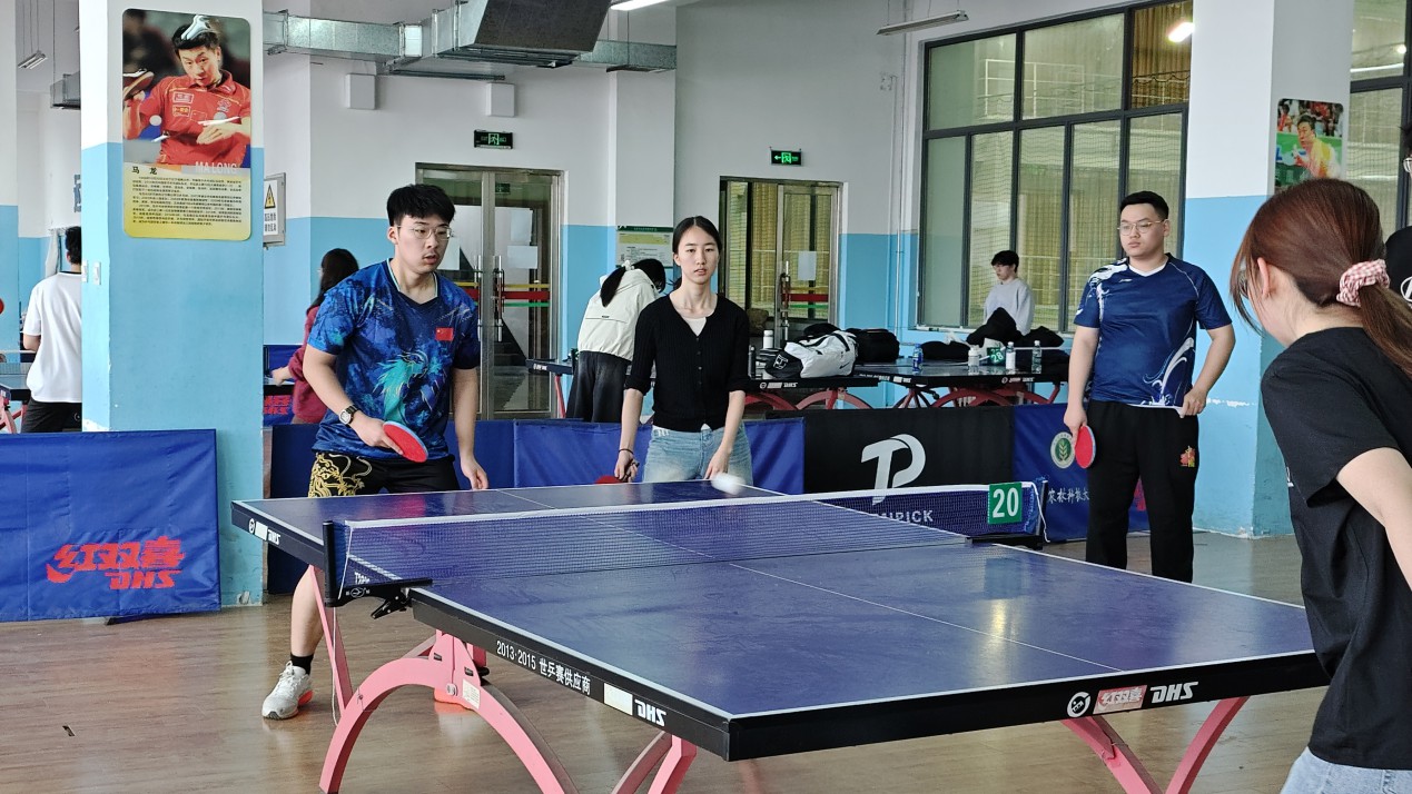 乒乓球队成员积极参加比赛2.jpg