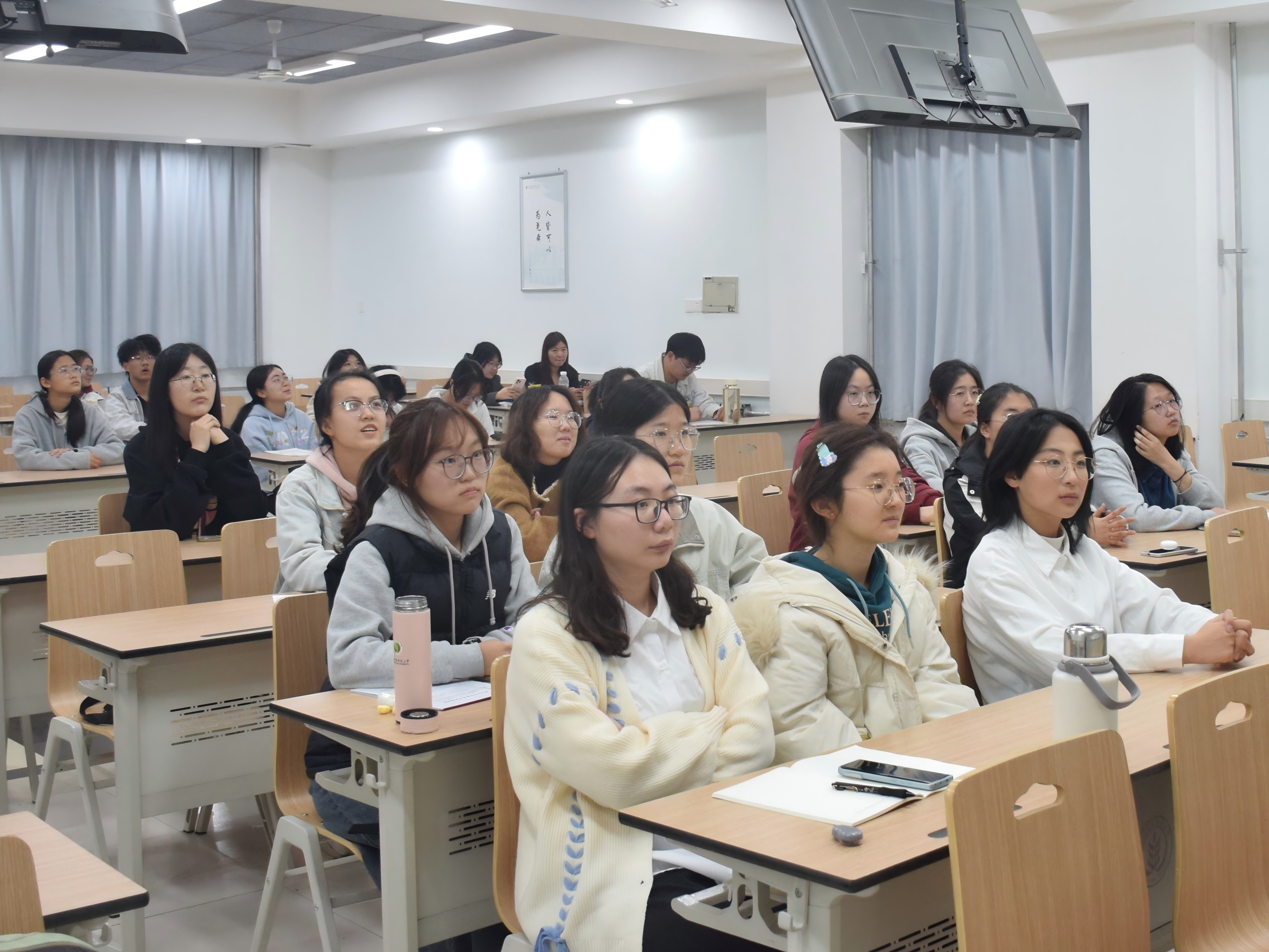 同学们认真观看电影 (2).JPG