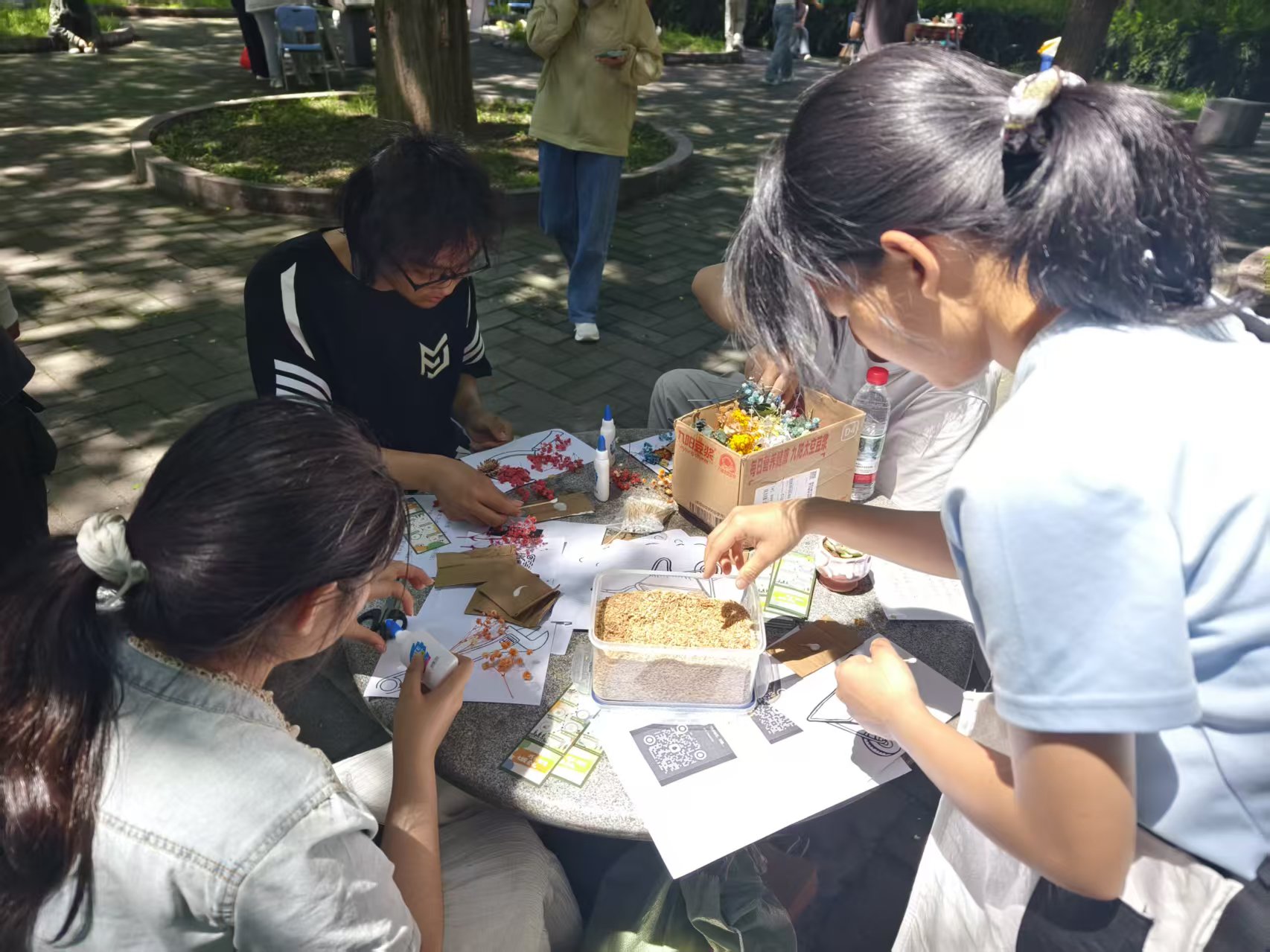 参加活动的同学认真完成手工.jpg