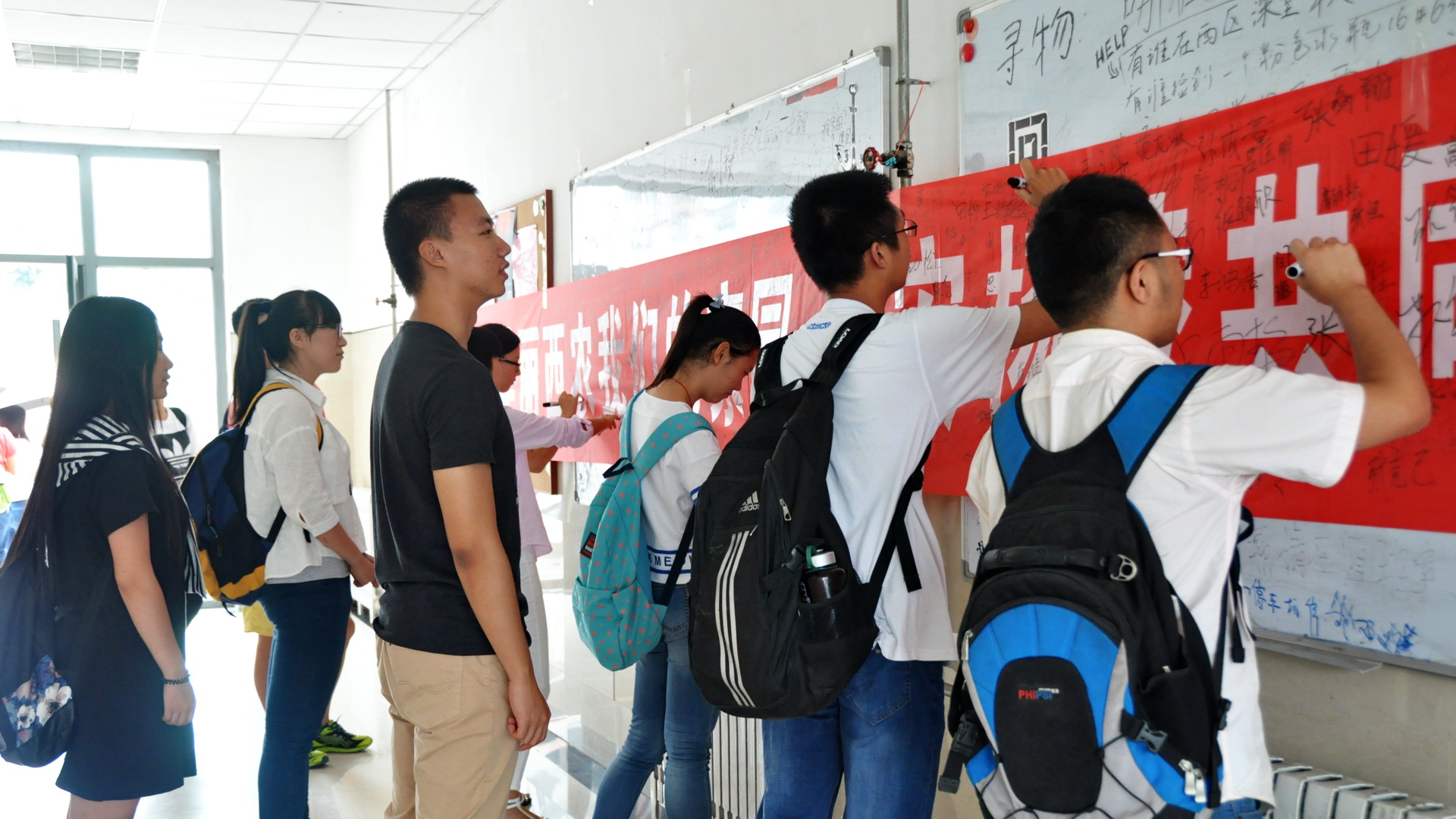 同学们积极参与到活动中