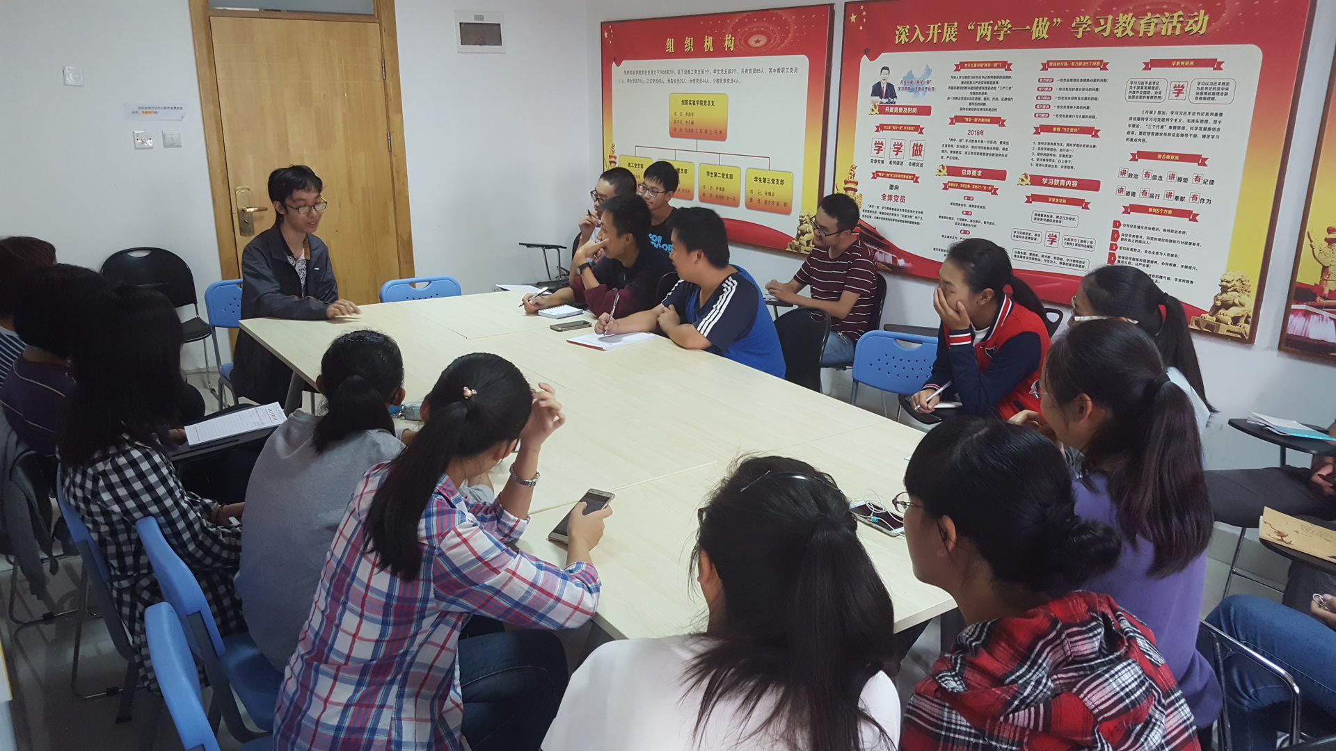 王澔学长在分享各科学习经验