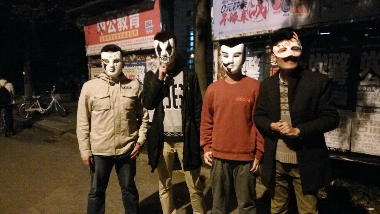 学生荧光夜跑合影留念