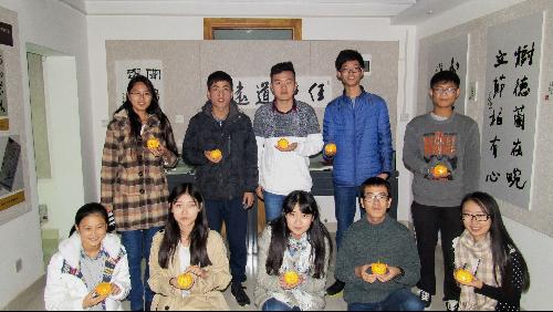 学生制作南瓜灯合影留念