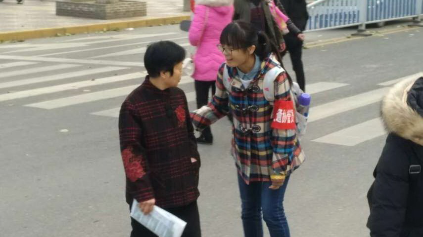 志愿者劝老人走斑马线