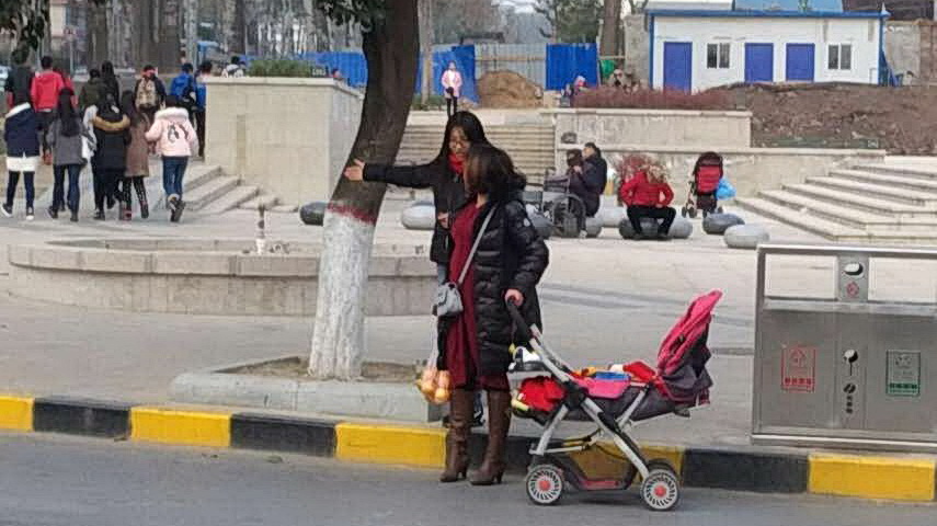 志愿者为行人指路