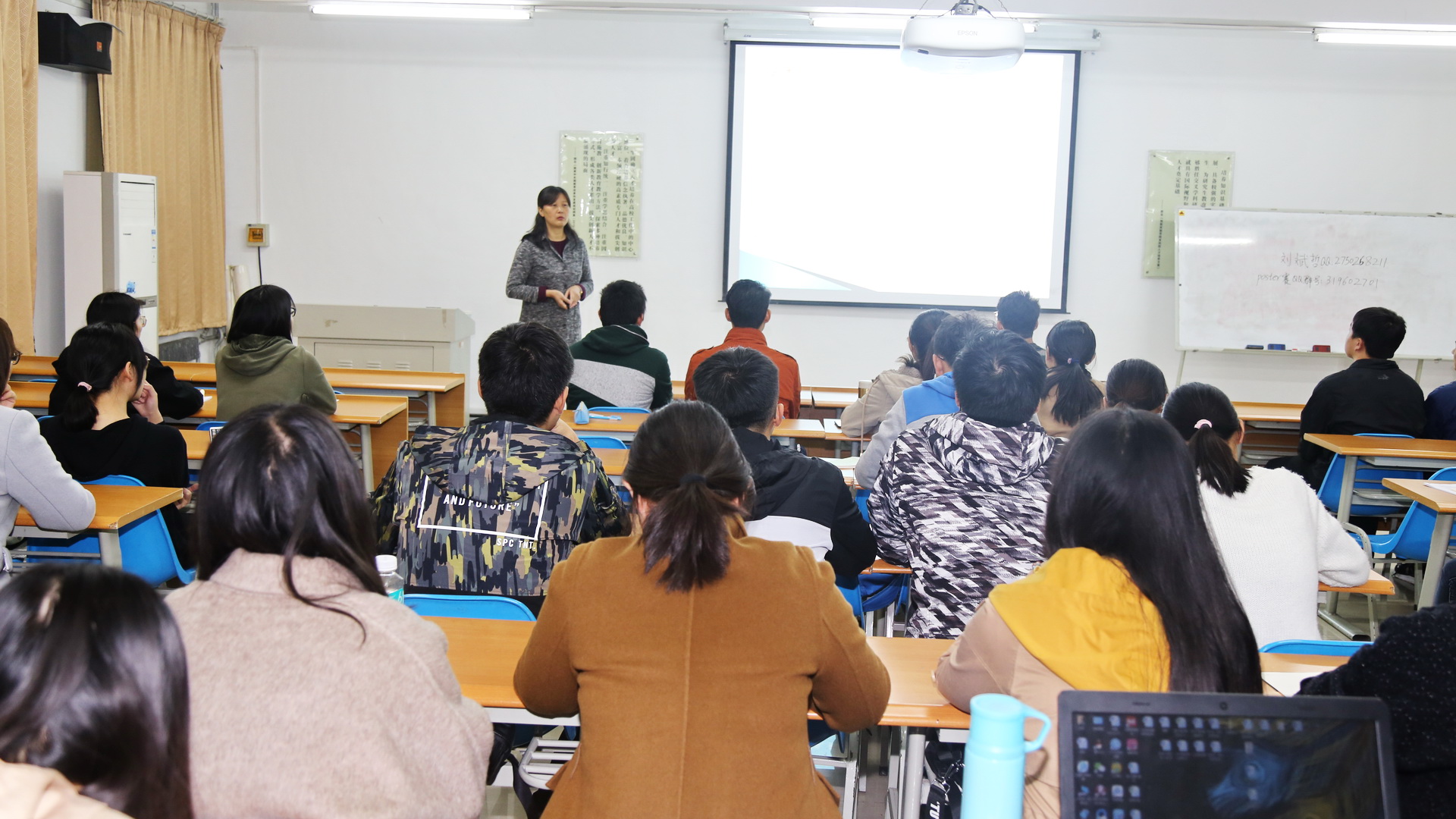 郑惠玲教授作报告《如何制作一个好的学术海报》